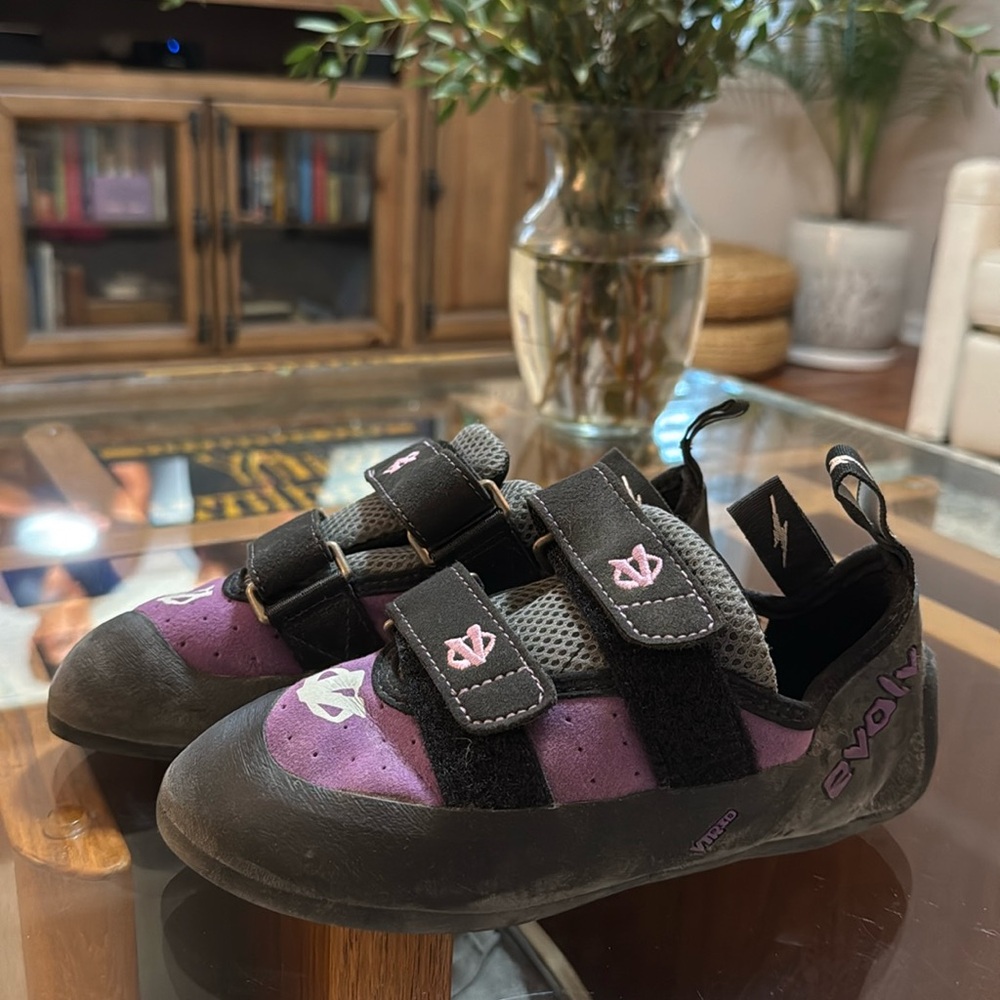 Evolv Climbing Shoes 6.5